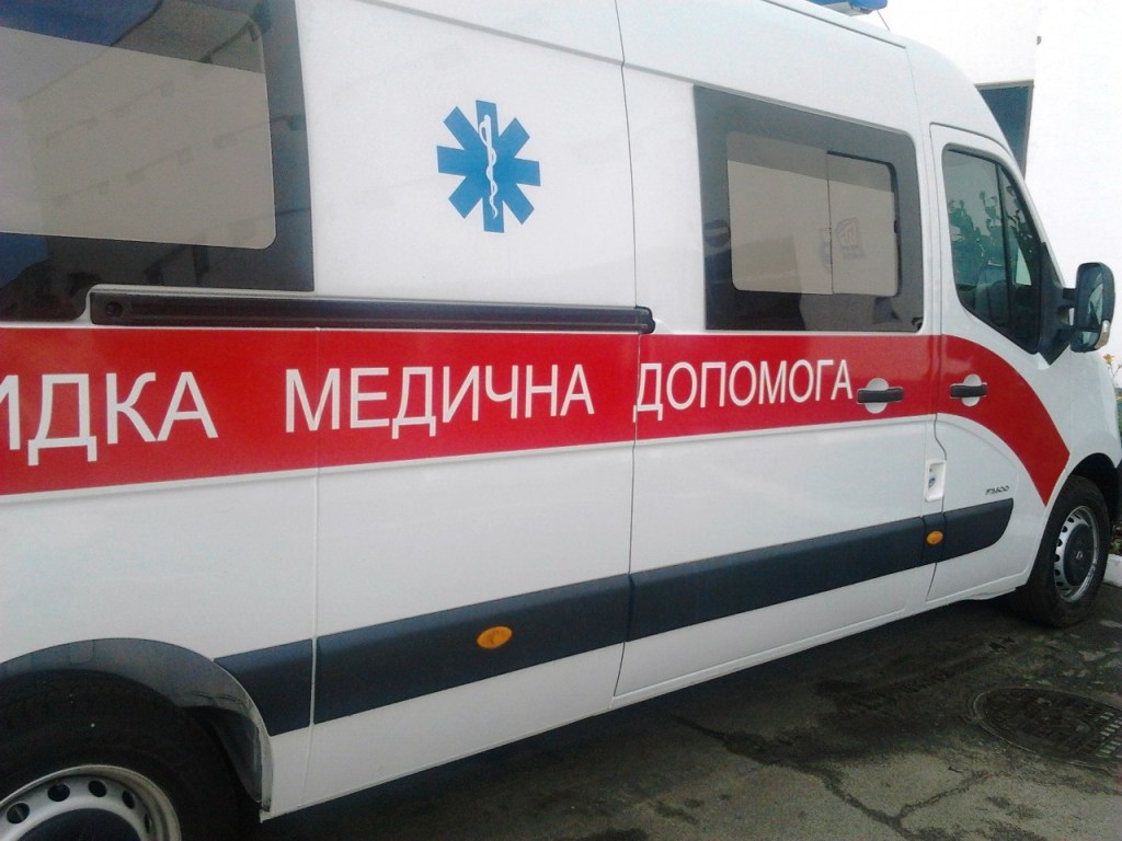 В Запорожье <i>соседи спасли</i> полуторагодовалую девочку, <i>которая упала в выгребную яму</i>