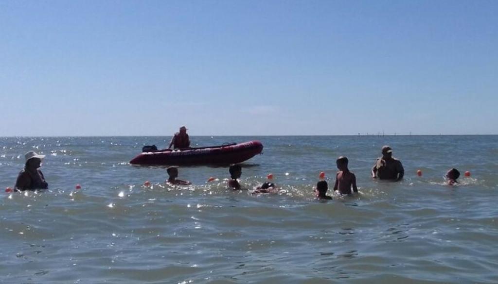 На Азовском море <i>каждый день</i> курортники <i>сознательно</i> рискуют жизнью
