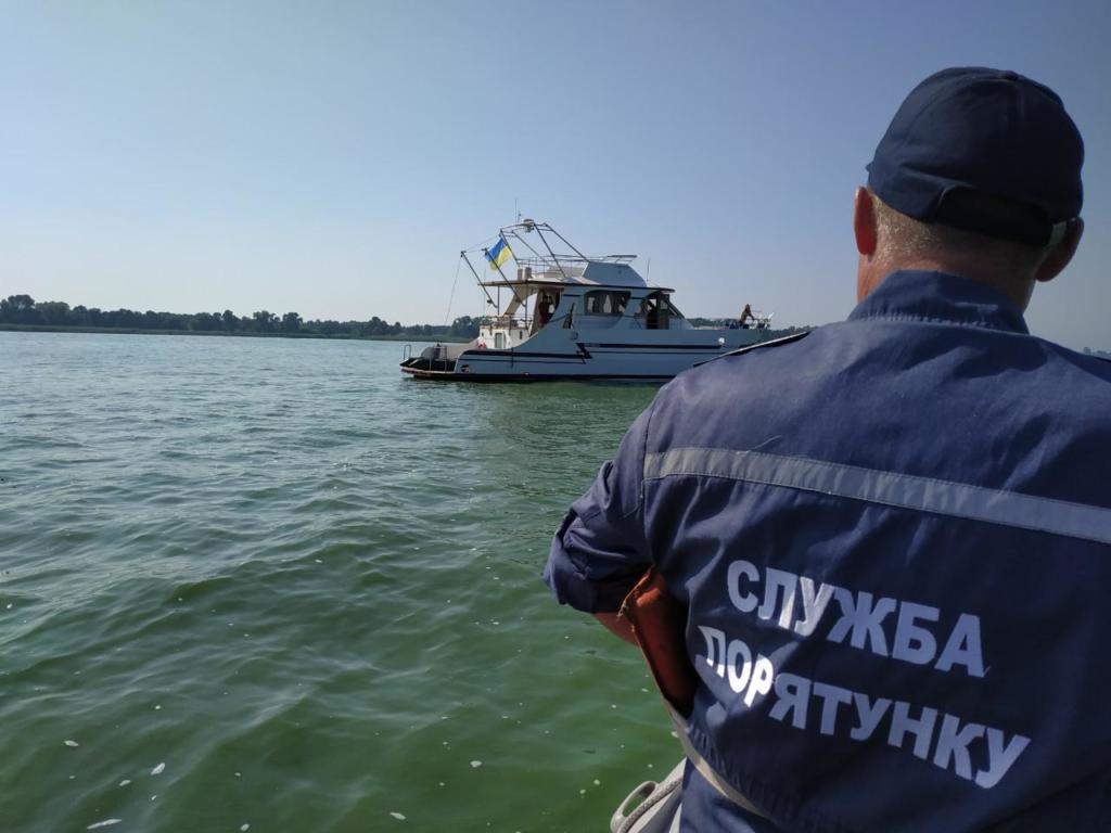 В акватории <i>Каховского водохранилища</i> на мель села яхта, <i>вызваны спасатели</i>