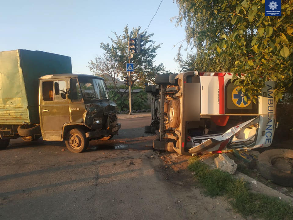 В Днепре произошло жуткое ДТП: скорую помощь протаранил грузовик – пострадали пять человек