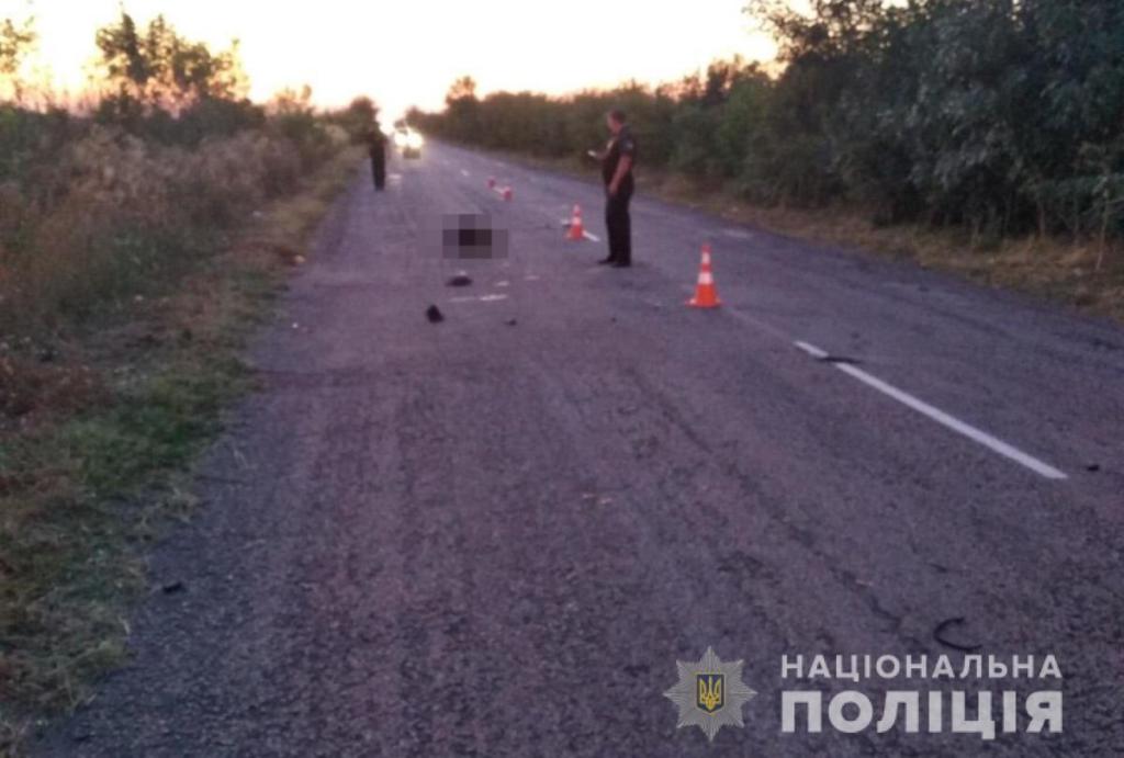 В Запорожской области полиция <i>разыскивает</i> водителя <i>насмерть сбившего женщину</i>