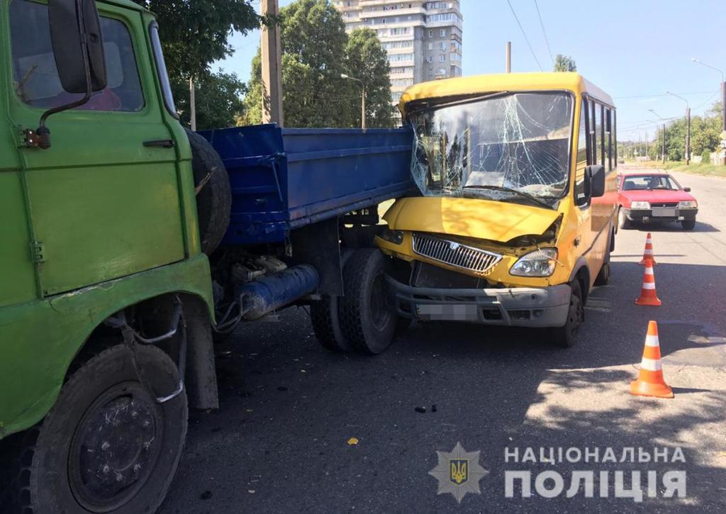 В Запорожье из-за невнимательности водителя маршрутка попала в <i>ДТП</i>, есть пострадавшие, - ФОТО