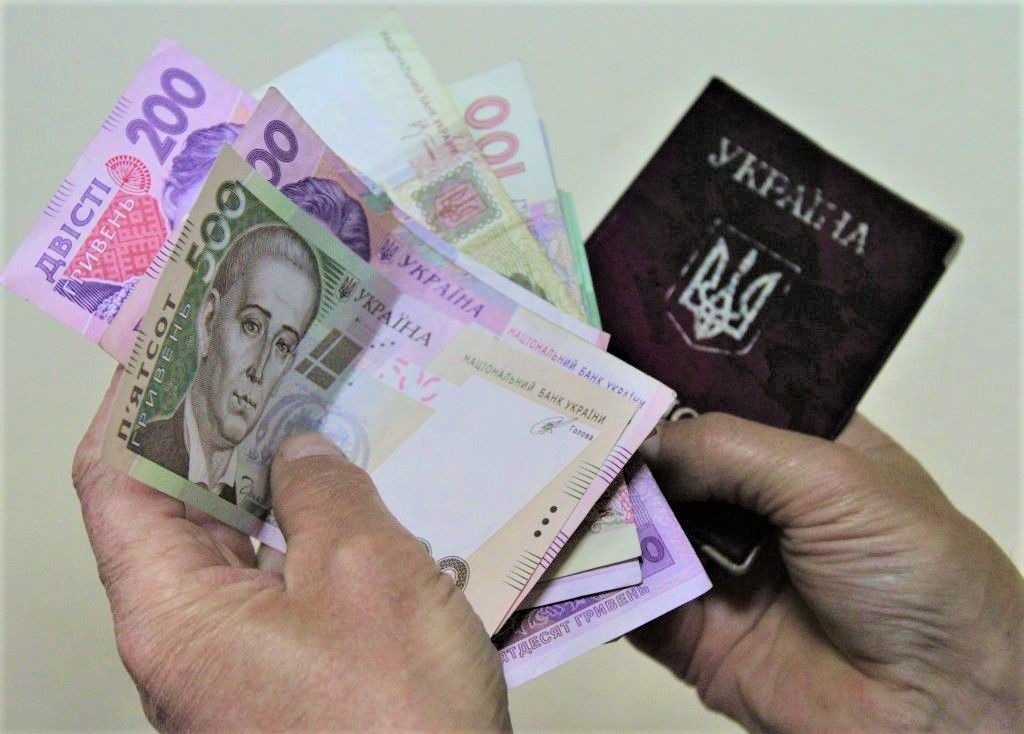 Украинцам собираются повысить <i>зарплаты и пенсии</i>