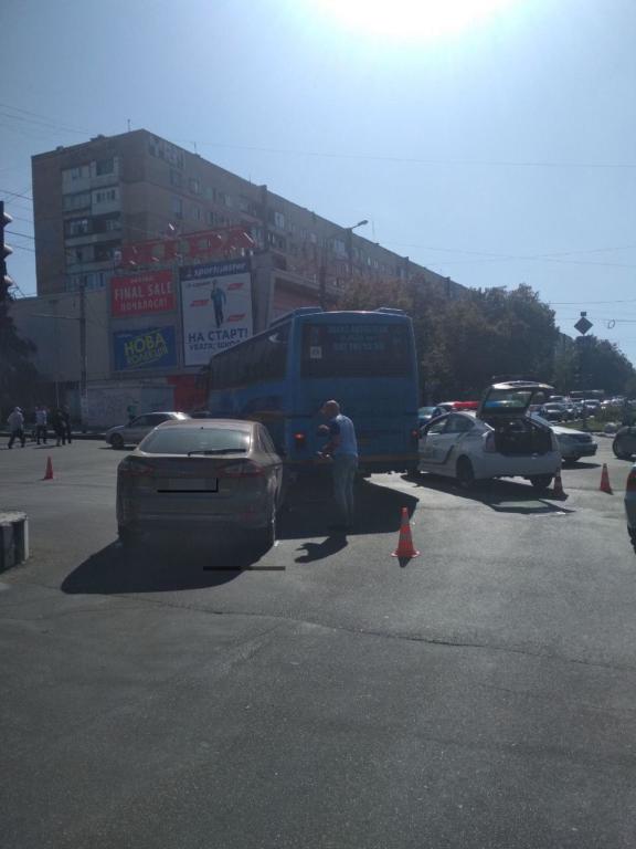 В Запорожье <i>автобус</i> перевозивший людей попал в <i>ДТП</i>, - ФОТО