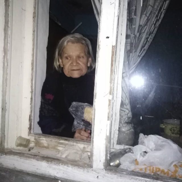 Лежала на полу и ела землю:<i> дочь бросила старушку умирать</i>
