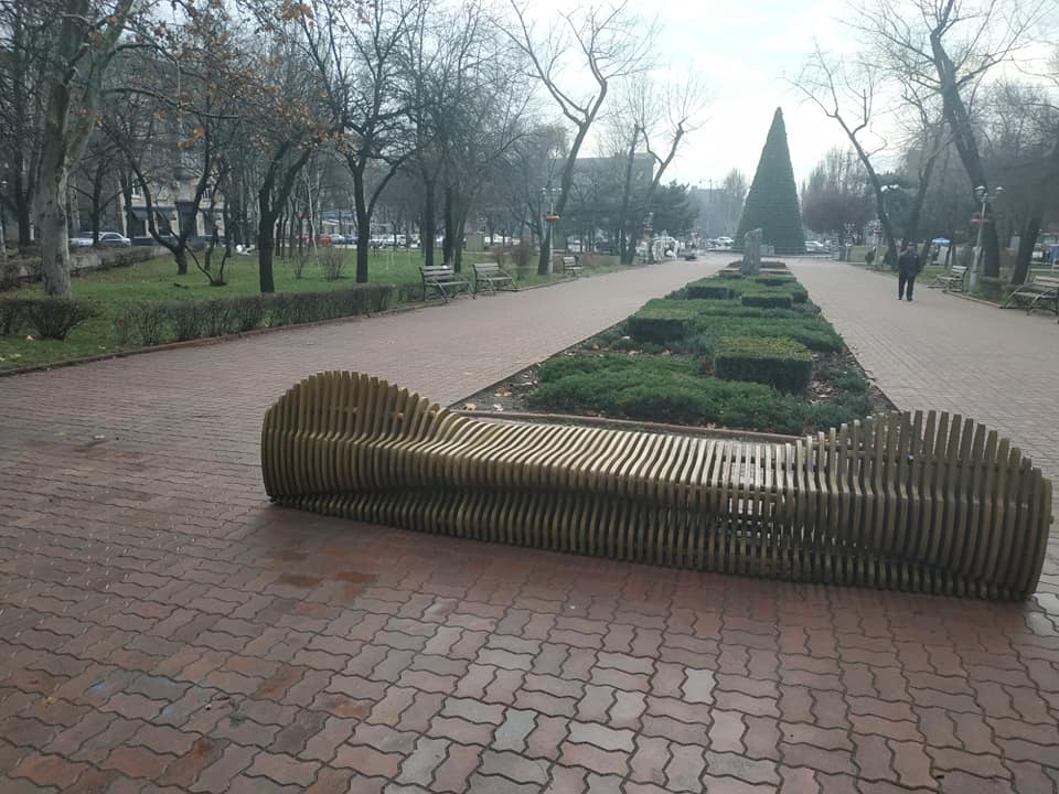 В Запорожье установили <i>необычную лавочку</i>