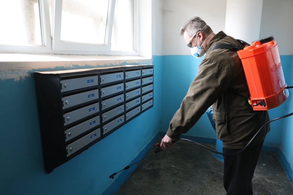 <i>В Запорожье подъезды</i> ежедневно дезинфицируют