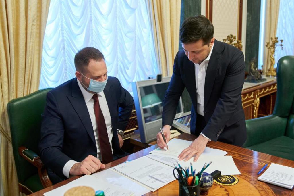 Президент Украины<i> подписал </i>закон о введении<i> рынка земли</i>