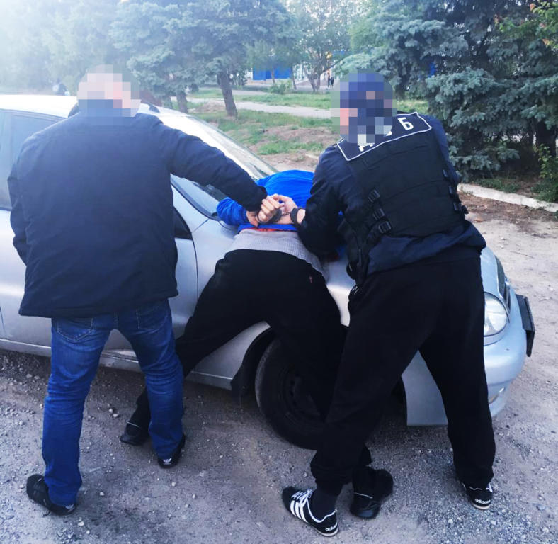 <i>В Запорожской области</i> полицейского поймали <i>на сбыте наркотиков</i>