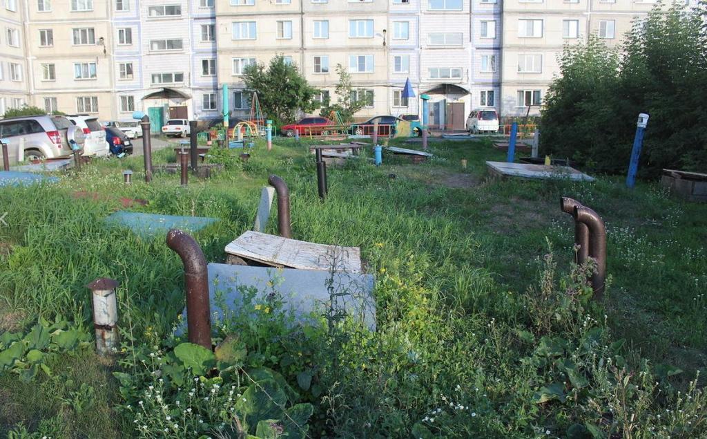 В Запорожье женщина <i>поздним вечером упала </i>в заброшенный погреб <i>и не могла выбраться</i>