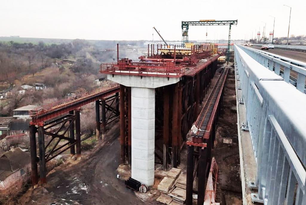 В Запорожье начато <i>строительство </i>второй части <i>балочного моста</i>
