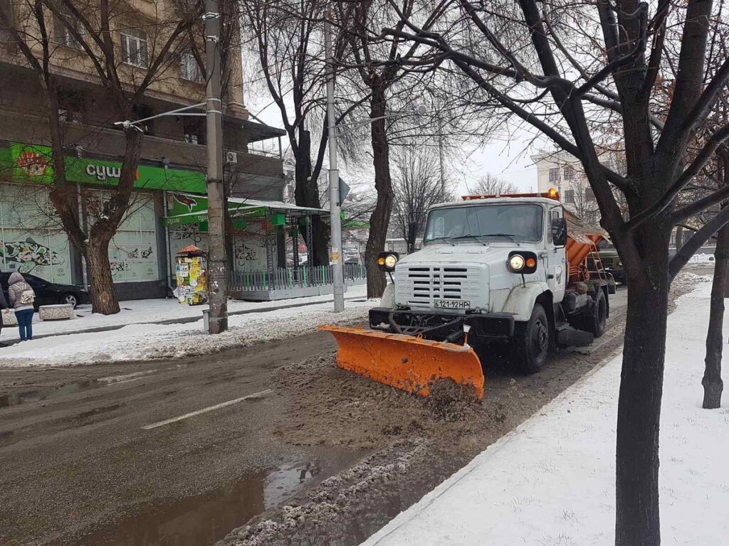 Запорожские <i>коммунальные службы </i>продолжают работать <i>круглосуточно</i>