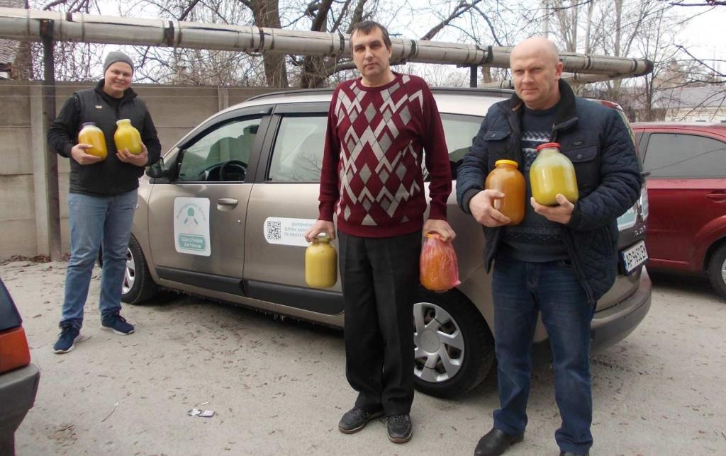 Запорожские пчеловоды <i>передали более 20 кг</i> меда больным детям