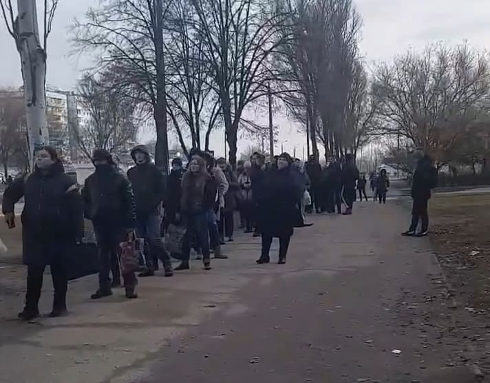 Первый день транспортного коллапса:<i> люди стоят в километровых очередях, чтобы уехать домой, - ВИДЕО</i>
