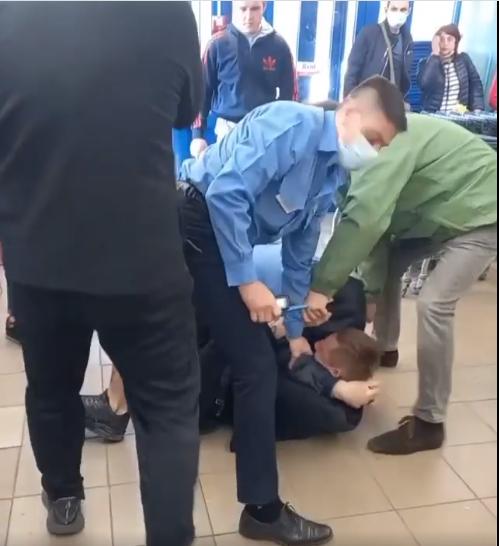 В Запорожье в магазине произошла <i>драка из-за маски</i>, - ВИДЕО