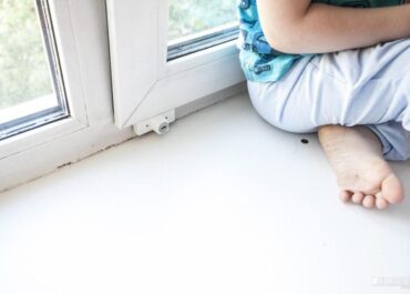 мальчик выпал из окна