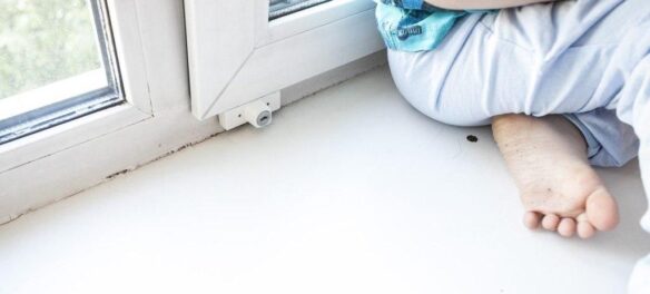 мальчик выпал из окна