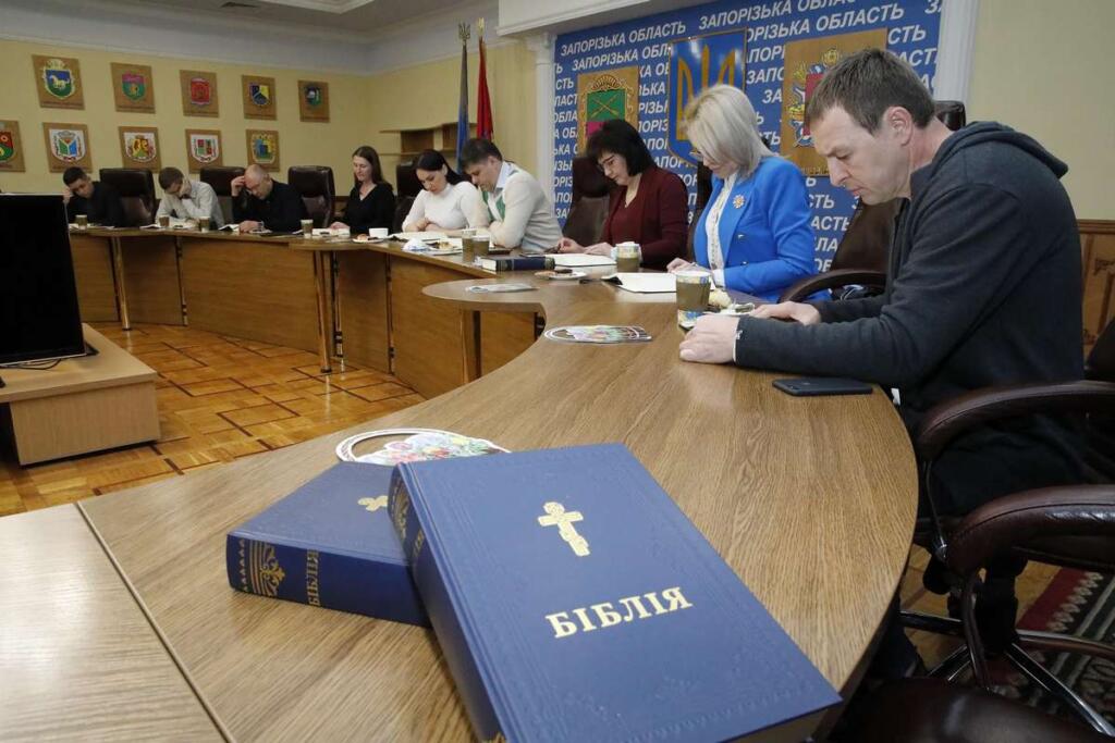 В Запорожском областном совете молились от безысходности