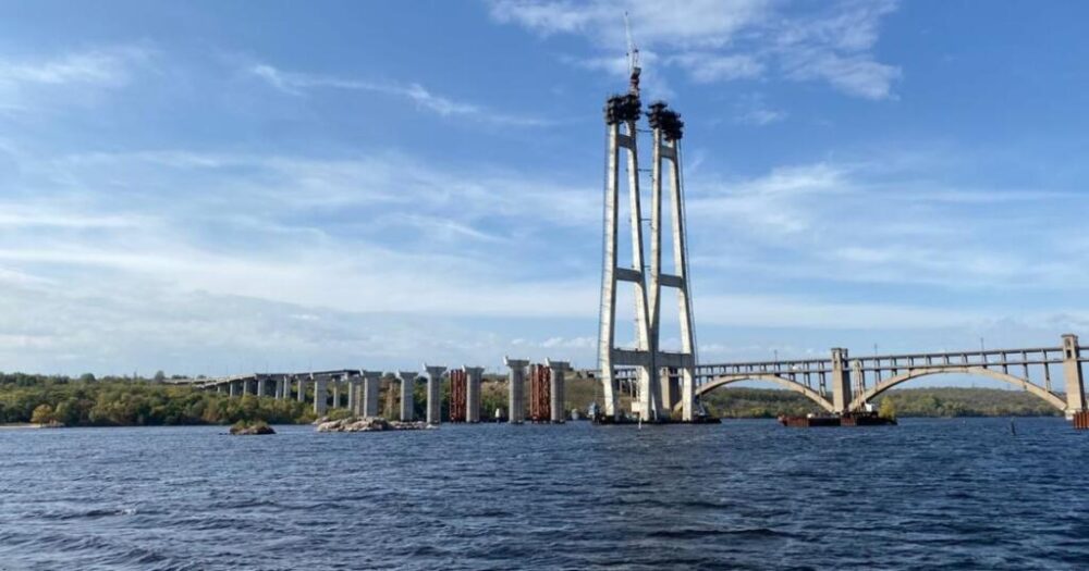 Строящиеся запорожские мосты <i>предлагают назвать</i> именем их создателя