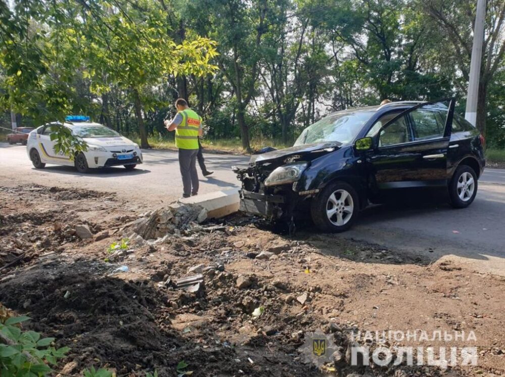 ДТП в Запорожской области: <i>автомобиль с двумя детьми врезался в электроопору</i>