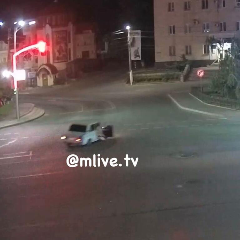 В <i>Запорожской области </i>девушка выпала из авто на полном ходу:<i> момент ДТП, - ВИДЕО</i>