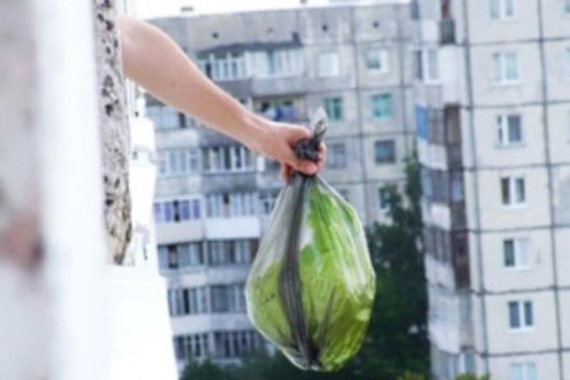 <i>Гора отходов</i>: в Запорожье жители многоэтажки выбрасывают <i>мусор прямо из окна</i>, - ФОТО, ВИДЕО