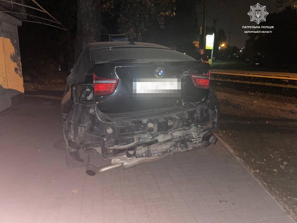 В Запорожье пьяный автомеханик угнал дорогой кроссовер и попал на нем в ДТП, - ФОТО