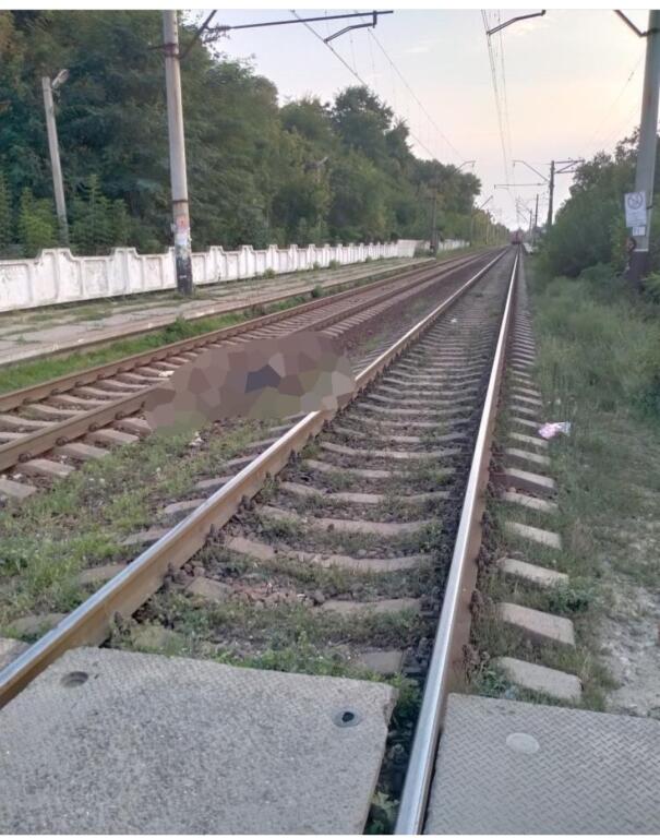 В <i>Запорожье</i> поезд насмерть <i>сбил</i> мужчину, - соцсети (ВИДЕО)