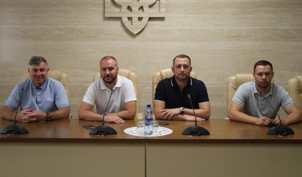 В облсовете создали специальную комиссию <i>по борьбе с медузами, божьими коровками, комарами и прочими неприятностями</i> на Запорожских курортах