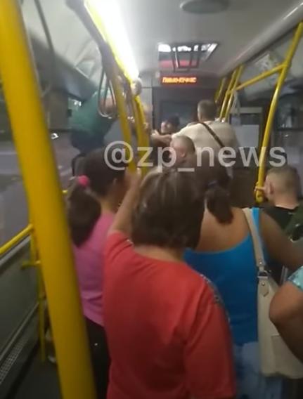 В Запорожье неадекваты устроили <i>дебош в автобусе</i>, - ВИДЕО