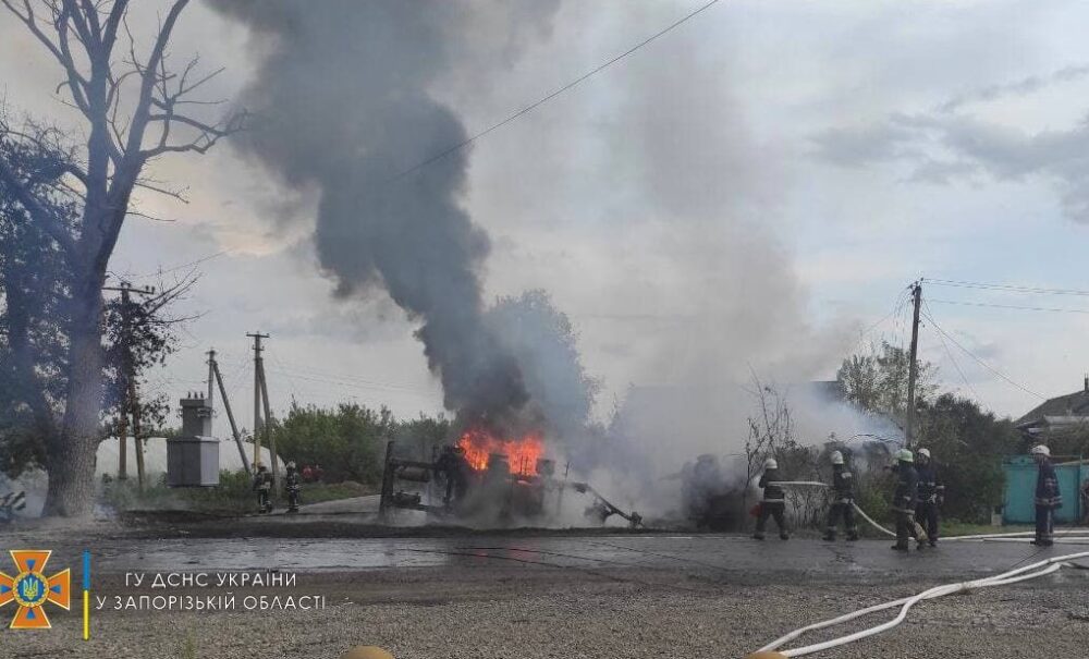 В <i>Запорожской области</i> вспыхнул бензовоз:<i> появилось ВИДЕО момента происшествия</i>