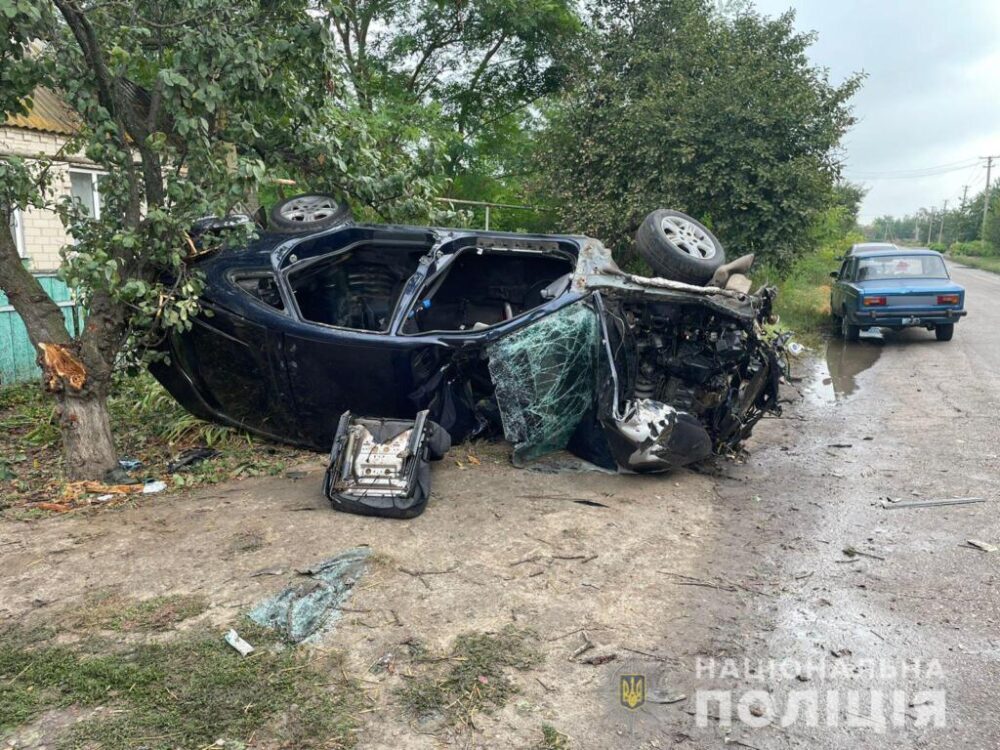 В Запорожской области автомобиль врезался в дерево и перевернулся: один человек погиб, другой - в больнице