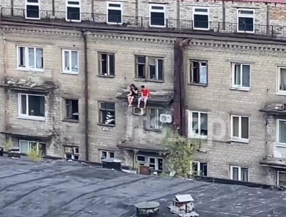 В <i>Запорожье</i> подростки устроили "посиделки" на краю<i> выступа </i>аварийного здания, - ВИДЕО