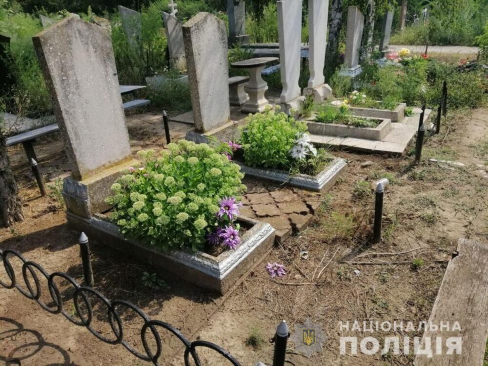 <i>5 металлических цепей и 11 столбцов: </i>в Запорожской области "сиделец" совершил надругательство над могилами, - ФОТО 