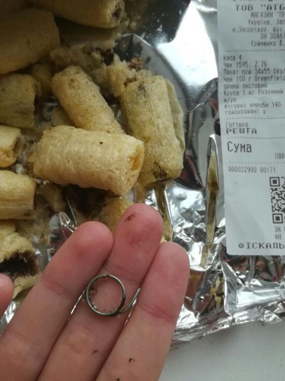 В Запорожье ребенок <i>вместе с кукурузными палочками </i>чуть не проглотил <i>проволоку</i>, - ФОТО