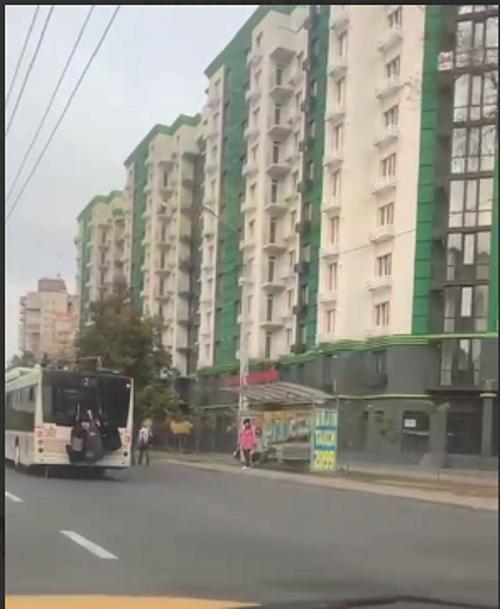 В Запорожье трое подростков <i>проехались "прицепом" на троллейбусе</i>, - ВИДЕО