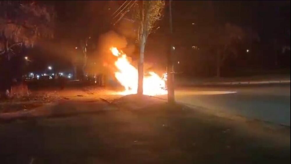 В Запорожье <i>сгорела иномарка</i>, - ВИДЕО