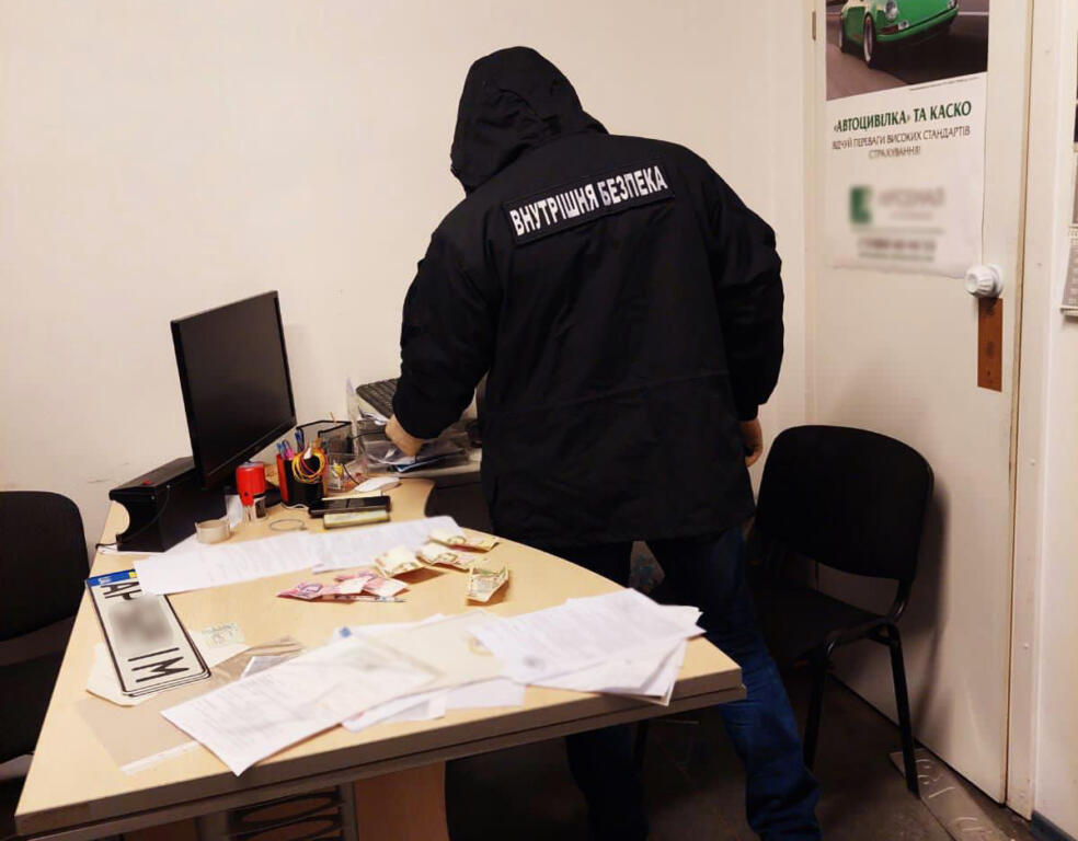 Продавал места <i>в электронной очереди </i>сервисного центра МВД, <i>псевдосотрудника задержала </i>запорожская полиция