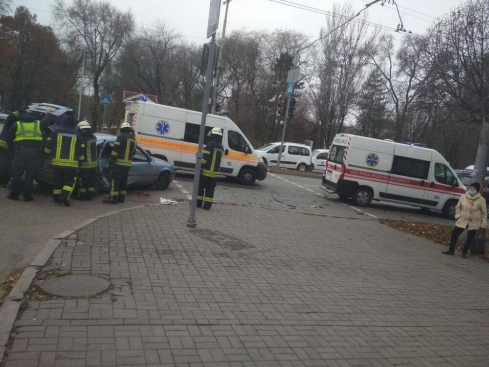 <i>На главном проспекте Запорожья произошло серьезное ДТП:</i> два человека госпитализированы, -ВИДЕО
