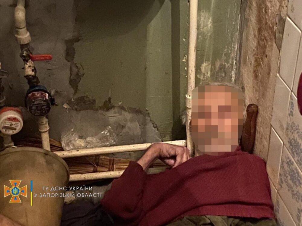 В <i>Запорожской </i>области пенсионер застрял между стеной и <i>водопроводной </i>трубой