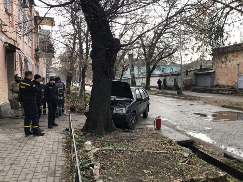 <i>В Запорожской области</i> ВАЗ без водителя завелся и врезался<i> в дерево, </i>- ФОТО