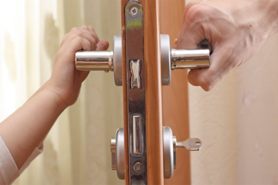 baby closed door maini