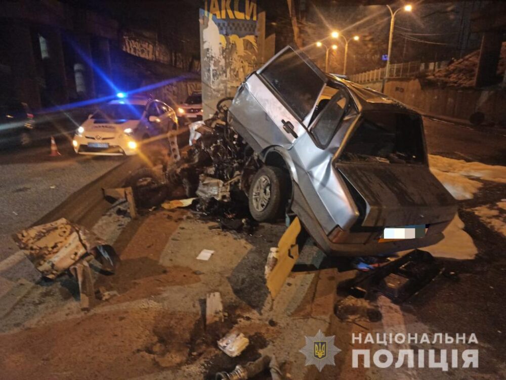 В Запорожье автомобиль врезался в опору моста: комментарий полиции, - ФОТО