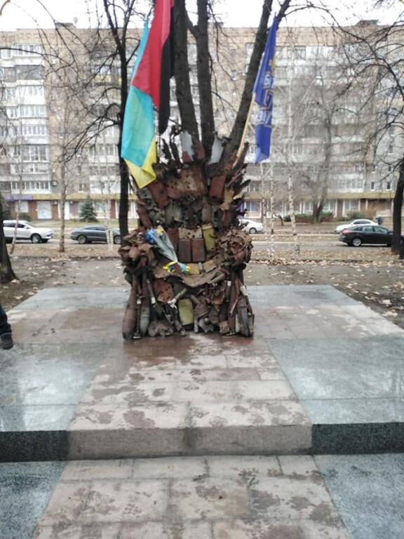 В Запорожье появился <i>железный трон</i>, - ФОТО