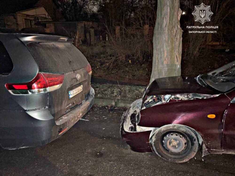 В Запорожье  пьяный водитель врезался в стоячий автомобиль, - ФОТО