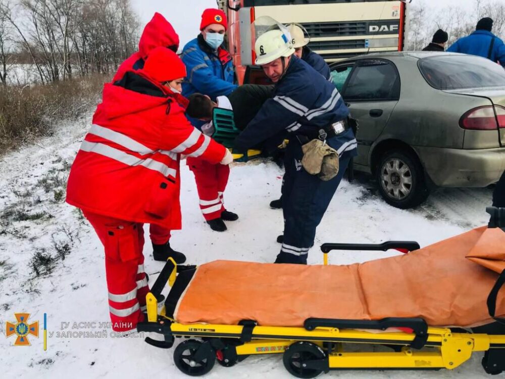 В Запорожской области легковушку вынесло под колеса грузовика, – ФОТО 3 photo 2021 12 21 10 33 49 result scaled