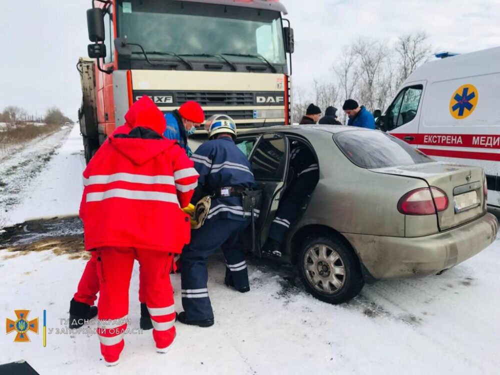 В Запорожской области легковушку вынесло под колеса грузовика, – ФОТО 4 photo 2021 12 21 10 34 08 result scaled