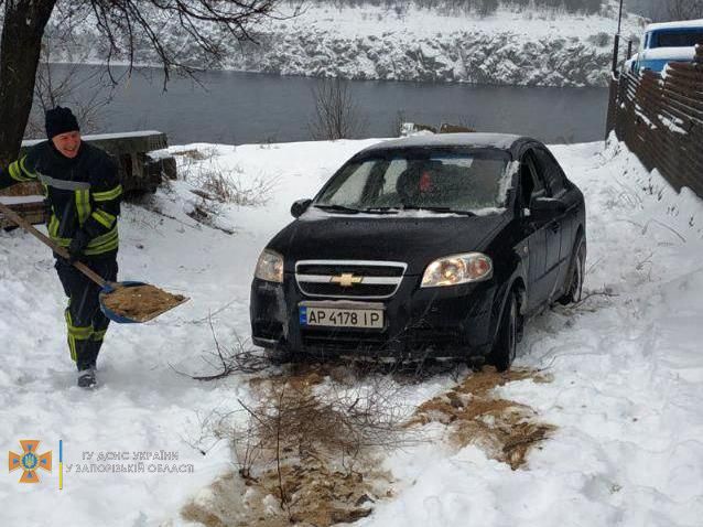 В Запорожской области спасатели вытащили из снежных заносов 22 автомобиля, - ФОТО 10 photo 2021 12 28 12 47 12 result
