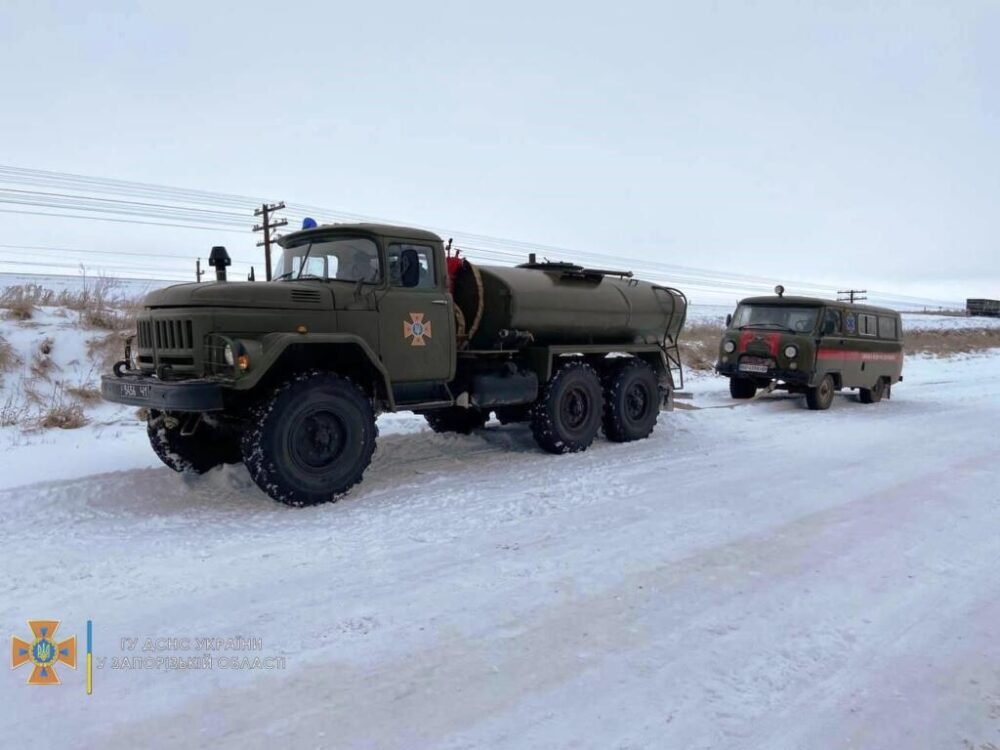 В Запорожской области спасатели вытащили из снежных заносов 22 автомобиля, - ФОТО 7 photo 2021 12 28 12 48 31 result scaled