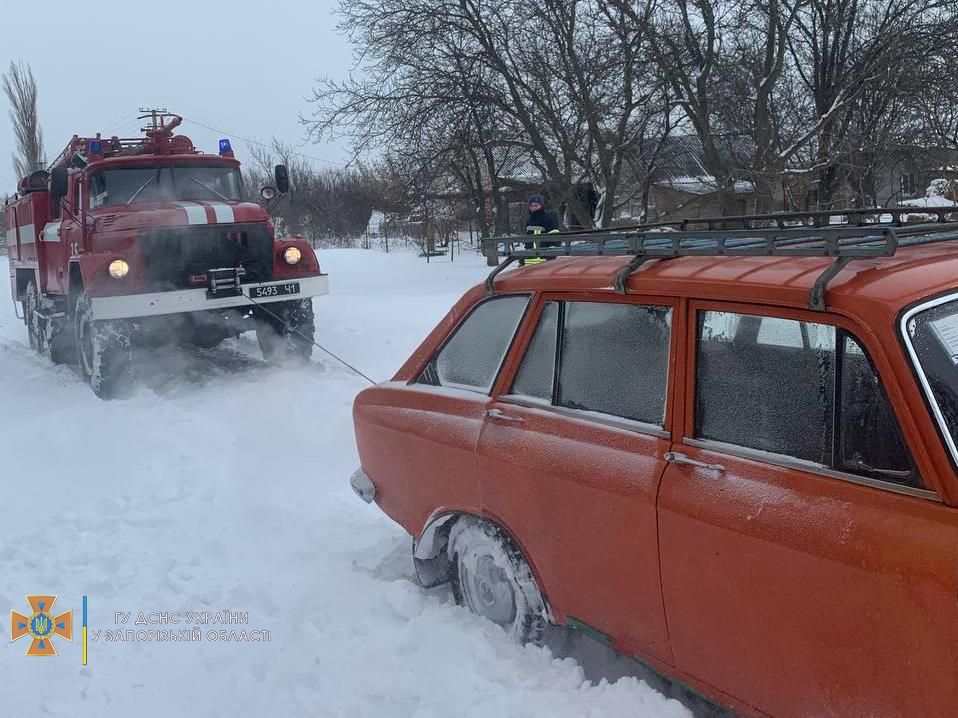 В Запорожской области спасатели вытащили из снежных заносов 22 автомобиля, - ФОТО 5 photo 2021 12 28 15 34 08 result